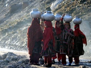 Phụ nữ Pakistan đi lấy nước tại Muzaffarabad. (Nguồn: EPA/TTXVN)