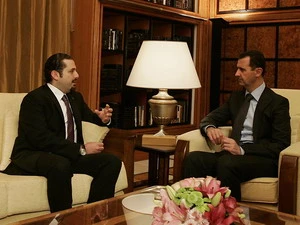 Tổng thống Syria Bashar Assad (phải) và Thủ tướng Lebanon Saad Hariri trong cuộc gặp ở Damascus. (Nguồn: AFP/TTXVN)