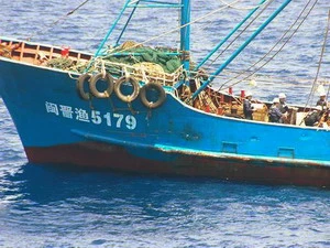 Chiếc tàu đánh cá của Trung Quốc. (Nguồn: AFP/TTXVN)