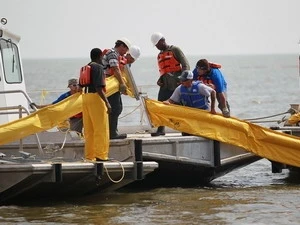 Khắc phục sự cố tràn dầu ở Vịnh Mexico. (Nguồn: AFP/TTXVN)