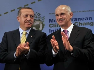 Thủ tướng Hy Lạp George Papandreou (phải) và Thủ tướng Thổ Nhĩ Kỳ Recep Tayyip Erdogan. (Nguồn: Getty images)