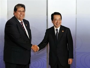 Thủ tướng Nhật Bản Naoto Kan (phải) và Tổng thống Peru Alan Garcia. (Nguồn: AP)