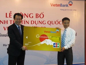 Lãnh đạo JCB và VietinBank tại buổi lễ ra mắt thẻ Cremium JCB. (Nguồn: VietinBank).