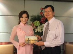 Lý Nhã Kỳ chụp ảnh Chủ tịch ngân hàng Exportbank. (Nguồn: PV/Vietnam+)