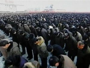 Video hàng vạn người mặc niệm ông Kim Jong-Il