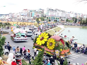 Đoàn xe hoa diễu hành quanh hồ Xuân Hương tại Festival hoa Đà Lạt. (Ảnh: Phương Vy/TTXVN)
