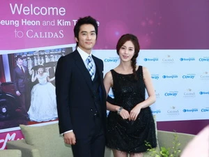 Kim Tae Hee và Song Seung Hun trong buổi họp báo. (Ảnh: PV/Vietnam+)