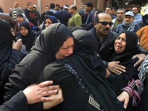 Những người phụ nữ Ai Cập đau buồn khi nghe tin về người thân. (Nguồn: Getty)