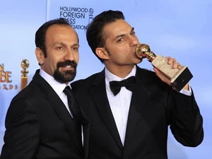 Đạo diễn Asghar Farhadi (trái) vui mừng khi nhận giải Oscar. (Nguồn: Internet)