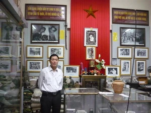 Ông Vũ Đình Lưu bên các kỷ vật trong bảo tàng của mình. (Nguồn: Baotintuc)