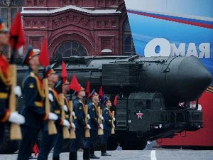 Tên lửa đạn đạo liên lục địa Topol của Nga tại lễ diễu binh. (Ảnh: AFP/ TTXVN)