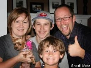 Sherill Metz và gia đình cô bên cạnh chú chó nhỏ Lola may mắn được tìm thấy. (Nguồn: huffingtonpost.com)