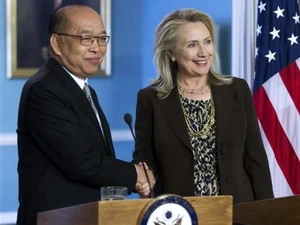 Ngoại trưởng Mỹ Hillary Clinton cùng người đồng cấp Thái Lan Surapong Tovichakchaikul. (Nguồn: AP)