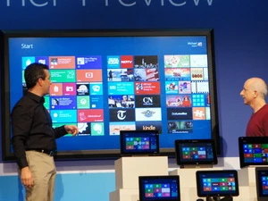 Giám đốc điều hành Microsoft Steve Ballmer (phải) giới thiệu mẫu màn hình cảm ứng đa điểm 82 inch tại MWC 2012. (Nguồn: Internet)