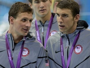 Ryan Lochte và Michael Phelps cạnh tranh nhau khôc liệt ở nội dung 200m hỗn hợp. (Nguồn: AP)