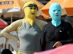 Người dân Trung Quốc trong bộ áo tắm "face-kinis" trên bãi biển ở thành phố Thanh Đảo, tỉnh Sơn Đông. (Nguồn: AFP/TTXVN)