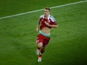 Hành động ăn mừng bàn thắng gây tranh cãi của Niklas Bendtner (Nguồn: AFP)