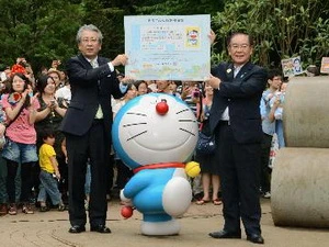 Thị trưởng thành phố Kawasaki và Giám đốc Viện Bảo tàng Fujiko F Fujio trao danh hiệu công dân chính thức cho mèo Doraemon. (Ảnh: Kyodo/TTXVN) 