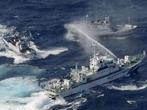 Tàu Nhật và tàu Đài Loan đấu vòi rồng trên biển Hoa Đông ngày 25/9 (Nguồn: AFP/TTXVN)