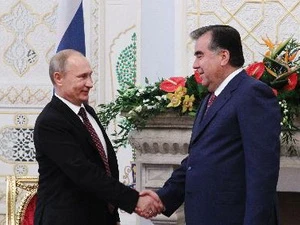 Tổng thống Tajikistan Emomali Rakhmon (phải) và Tổng thống Nga Vladimir Putin. (Ảnh: AFP/TTXVN)