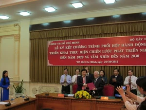 Ảnh lễ ký kết giữa Bộ Xây dựng và Ủy ban Nhân dân Thành phố Hồ Chí Minh. (Nguồn: Thu Hằng/TTXVN)