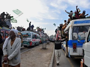 Những người ủng hộ thủ lĩnh tụ tôn giáo Tahir-ul Qadri xuống đường biểu tình. (Nguồn: Getty)