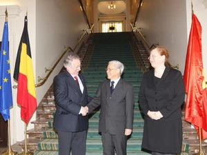 Chủ tịch Hạ viện Bỉ Andre Flahaut và Chủ tịch Thượng viện Bỉ Sabine Baronne De Bethune đón Tổng Bí thư Nguyễn Phú Trọng. (Ảnh: Trí DũngTTXVN)