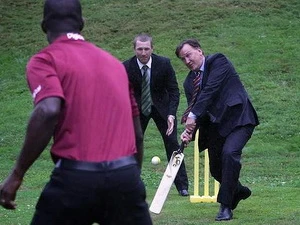 Tim Mathieson chơi cricket cùng một số đòng nghiệp. (Nguồn: theage.com.au)