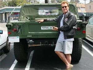 Arnold Schwarzenegger và chiếc Hummer của mình. (Nguồn: AFP)