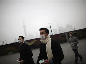 Người dân ở Thượng Hải phải đeo mặt nạ ra đường. (Nguồn: Sankei/Reuters)