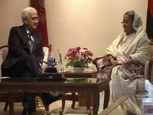 Ngoại trưởng Ấn Độ Salman Khurshid và Ngoại trưởng Pakistan Dipu Moni. (Nguồn: ndtv.com)