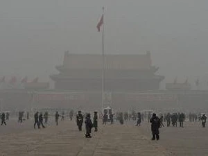 Màn sương khói bao phủ dày đặc khu vực Quảng trường Thiên An Môn. (Nguồn: AFP/TTXVN)
