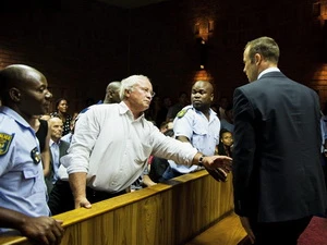 Ông Henke Pistorius và con trai tại tòa. (Nguồn: EPA)