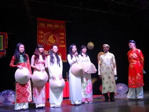 Trang phục truyền thống Việt Nam được giới thiệu tại Tết của Hội Le Liseron. (Ảnh: Trung Dũng-Nguyễn Tuyên)