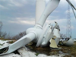 Cánh quạt điện gió 45 tấn bị rơi do khung đỡ quá tải. (Nguồn: Sankei)