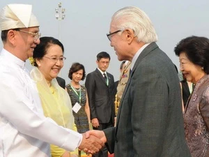 Tổng thống Myanmar U Thein Sein (trái) tiếp đón Tổng thống Singapore Tony Tan Keng Yam. (Nguồn: AFP)