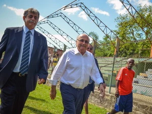 Chủ tịch Liên đoàn bóng đá quốc tế Joseph Blatter (giữa) trong chuyến thăm Cuba. (Nguồn: Getty)