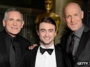 Nam diễn viên Daniel Radcliffe (giữa) và hai nhà sản xuất Craig Zadan và Neil Meron. (Nguồn: Getty)