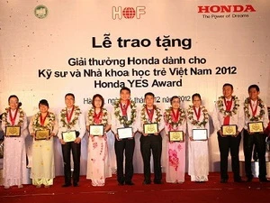 Trao tặng giải thưởng Honda năm 2012 cho các kỹ sư xuất sắc. (Ảnh: Văn Xuyên/Vietnam+)