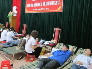 Thanh niên Pác Nặm tham gia hiến máu nhân đạo. (Nguồn: Nguyễn Trình/Vietnam+)