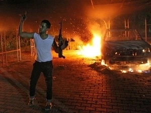 Tòa lãnh sự Mỹ ở Benghazi bị phóng hỏa tối 11/9/2012. (Nguồn: AFP/Getty).