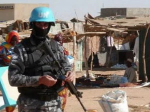 Một binh sỹ của Phái bộ gìn giữ hòa bình hỗn hợp của Liên hợp quốc và Liên minh châu Phi ở Sudan. (Nguồn: aljazeera.com)