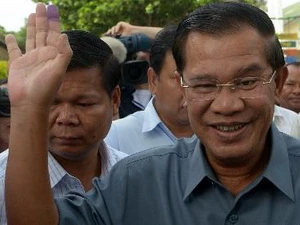 Thủ tướng Campuchia Hun Sen tại một điểm bỏ phiếu ở tỉnh Kandal ngày 28/7. (Ảnh: AFP/TTXVN)