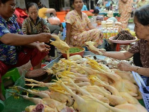 Mua bán thịt gà tại Campuchia. Ảnh minh họa. (Nguồn: CNN)