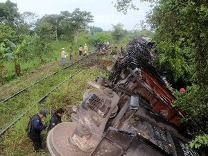 Cảnh sát và nhân viên cứu hộ tại hiện trường vụ tai nạn tàu hỏa trật bánh ở Huimanguillo. (Nguồn: AFP/TTXVN)
