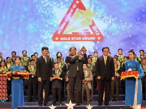 Các doanh nghiệp nhận giải thưởng Sao Vàng đất Việt 2013. (Ảnh: Tuấn Anh/TTXVN)