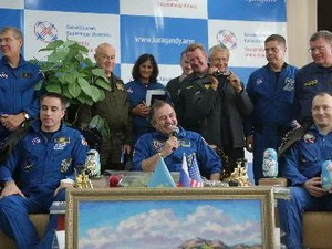 Các phi hành gia tại cuộc họp báo sau khi trở về Trái Đất. (Ảnh: AFP/TTXVN)