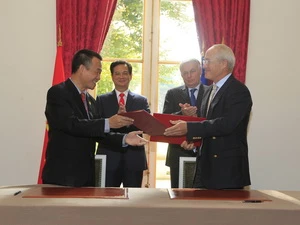 Thủ tướng Nguyễn Tấn Dũng và Thủ tướng Pháp Jean-Marc Ayrault chứng kiến lễ ký kết kết. (Ảnh: VietJetAir) 