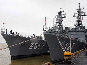 Tàu huấn luyện SHIRAYUKI (TV3517) và tàu hộ tống ISOYUKI (DD127) của lực lượng Tự vệ biển Nhật Bản cập cảng Tiên Sa. (Ảnh: Trần Lê Lâm/TTXVN)