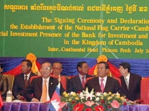 Phó Thủ tướng Vĩnh Trọng và Thủ tướng Hunsen tại lễ ký kết hợp đồng thành lập Hãng hàng không quốc gia Campuchia. (Ảnh: Tin247.com)
